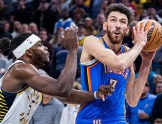 切特·霍(huò)姆格伦确定出战雷霆对阵老鹰的(de)比賽(sài)