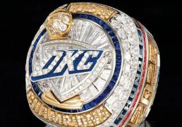 俄(é)克拉荷马城(chéng)雷霆队NBA总冠軍(jūn)戒指亮相(xiāng)