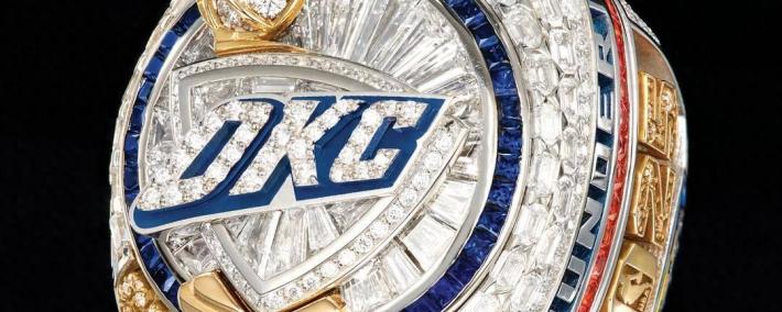 俄(é)克拉荷马城(chéng)雷霆队NBA总冠軍(jūn)戒指亮相(xiāng)