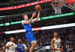 弗拉格不(bù)当控卫秀超残暴扣篮，新科状元直接灌爆对手倒地