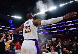 歷(lì)史第(dì)一人！詹姆(mǔ)斯(sī)至今20年打圣誕(dàn)大战！高于NBA18支球队！