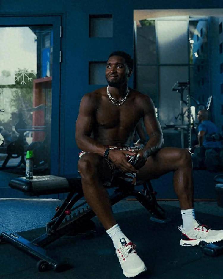 生(shēng)涯(yá)首次一阵!多诺万-米切尔ins晒出(chū)训练和休闲照