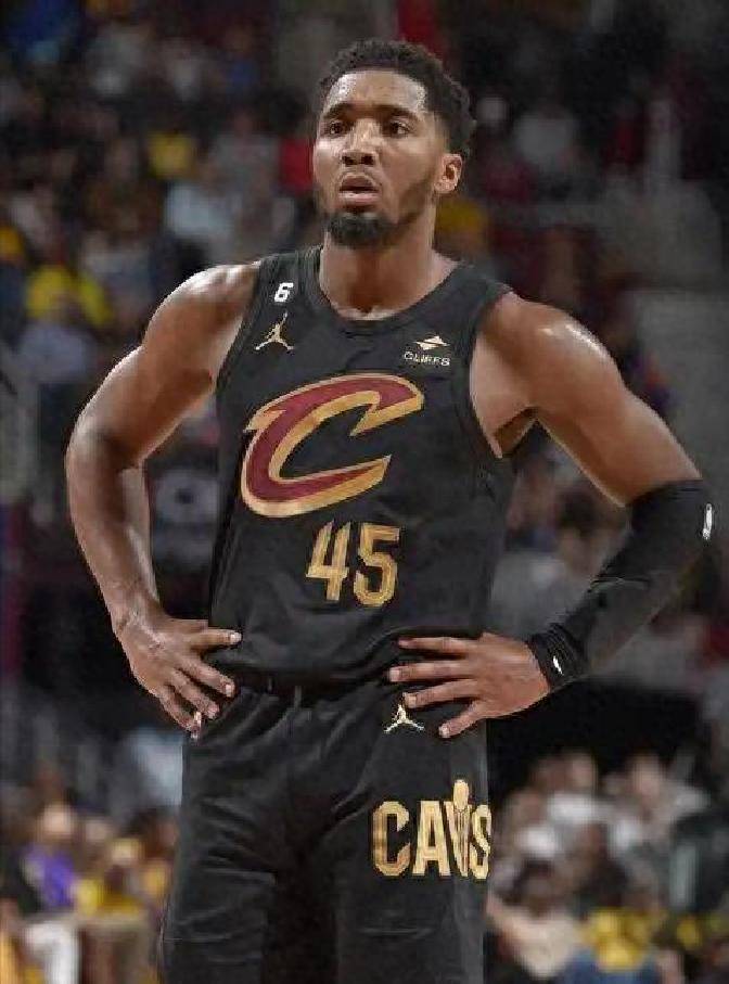 13顺位逆袭!多诺萬(wàn)·米切尔成顶级分衛(wèi),与布克哈登比肩缺荣誉?