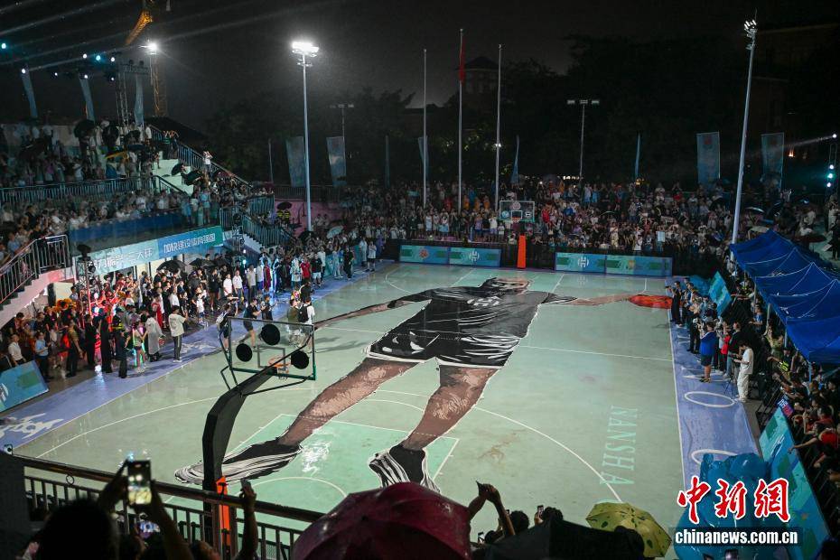 NBA球星詹姆斯·哈登现身广州南沙(shā)“区BA”赛場(chǎng)