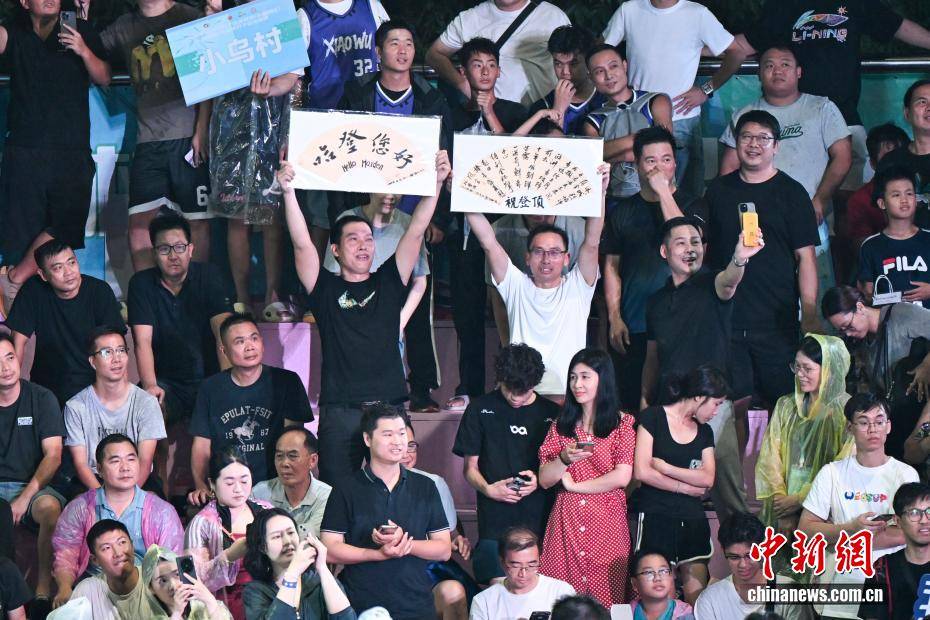 NBA球星詹姆斯·哈登现身广州南沙(shā)“区BA”赛場(chǎng)