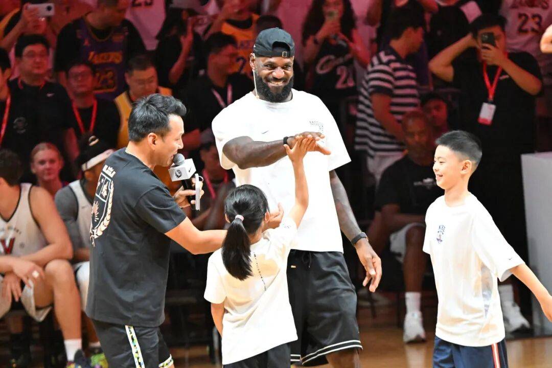 勒布朗·詹姆(mǔ)斯,在《人(rén)民日报》撰文