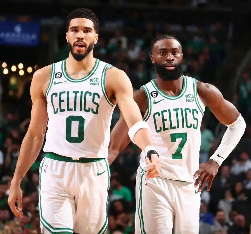 太炸裂了!疯狂交易方案!涉及三(sān)队8人!火箭真該(gāi)出(chū)手!绿军迎(yíng)来重建!