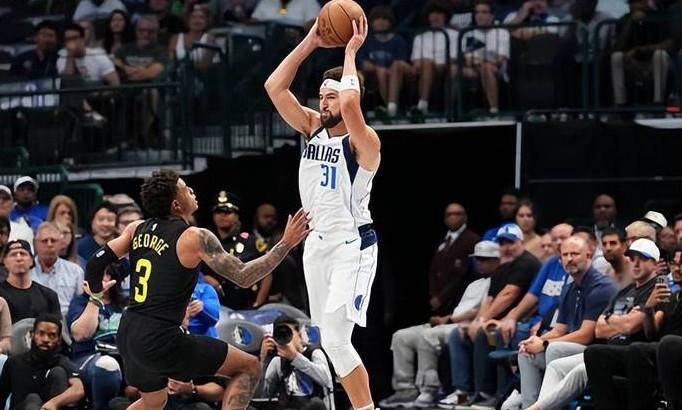 克莱·汤普森：曾是勇(yǒng)士王朝功臣(chén)，如今(jīn)迷失自(zì)我